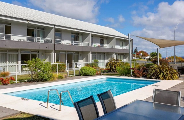 Lakeside Gem: Your Modern Retreat