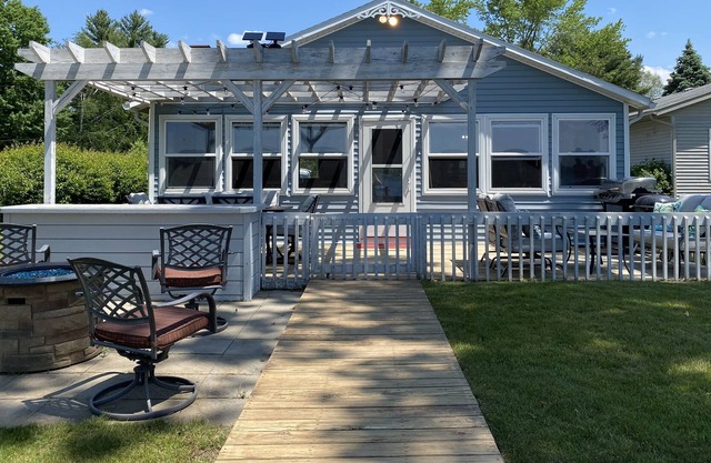 Lakeside getaway! 30 min from GR - Lakefront, kayaks, grill, fire table!