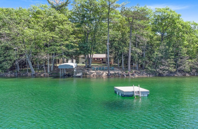 Lakeside Getaway includes Hot Tub