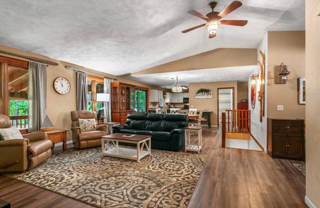 Lakeside Getaway includes Hot Tub (pet friendly)