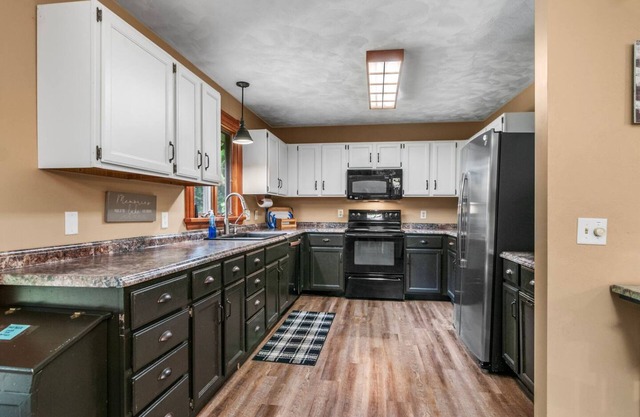 Lakeside Getaway Includes Hot Tub pet Friendly