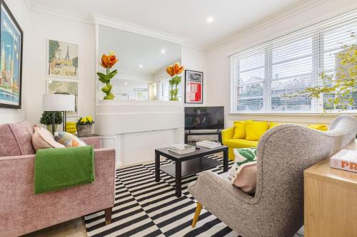 Lakeside Glow - Stylish Retreat near Beach & Markets