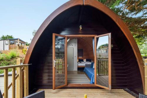 Lakeside Haven - Fishing Lakes, Heated Outdoor Swimming Pool on Sister Park 500yds -Short Stays UK