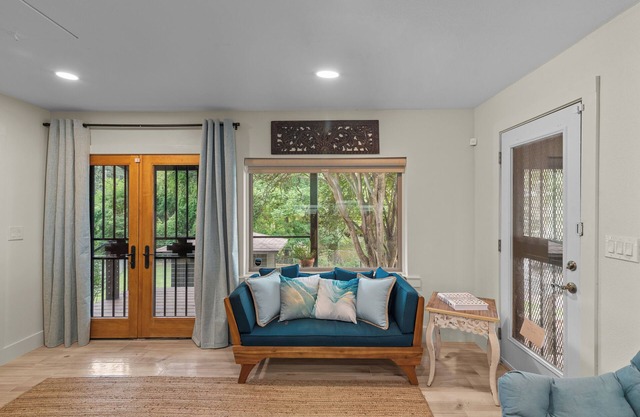 Lakeside Haven with private deck & waterfront access.