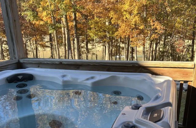 Lakeside Hideaway I - newly renovated lakefront with hot tub / walk to boat ramp