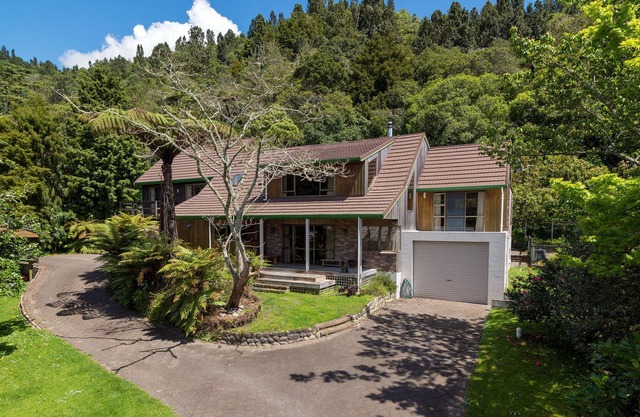Lakeside Hideaway - Lake Rotoiti Holiday Home