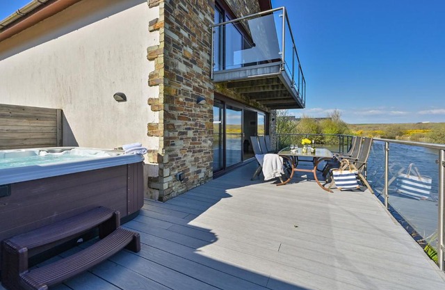 Lakeside House on Retallack Resort with Hot Tub 110