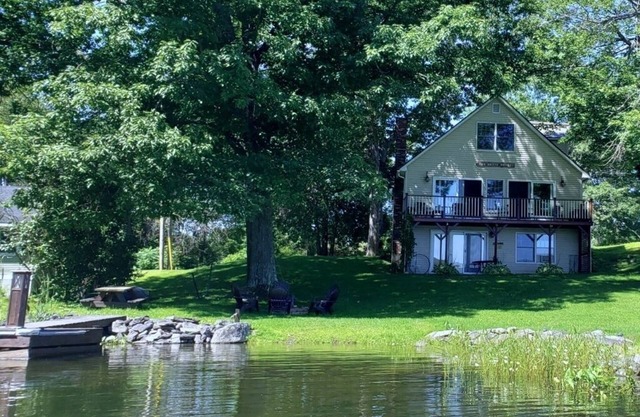 Casa junto al lago en Webber Pond. Verano duerme 8