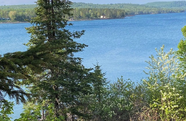 Lakeside Lair; cozy Lake Superior waterfront retreat with views!