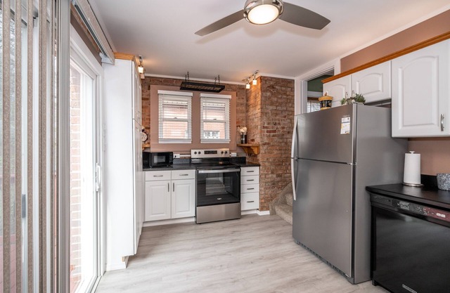 Lakeside Landing – Modern & Chic 3BR Retreat
