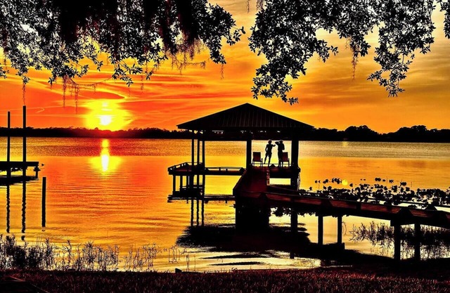 Lakeside Lily Pad – Cozy Retreat w/ Hot Tub on Lake Francis