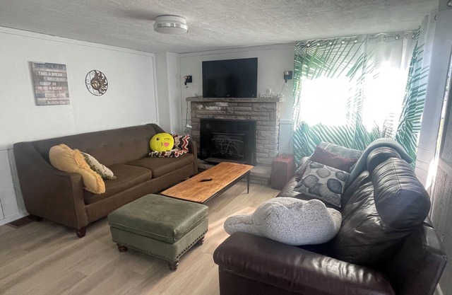 Lakeside Living with Liana on the shores of pristine Long Point Beach sleeps 8!