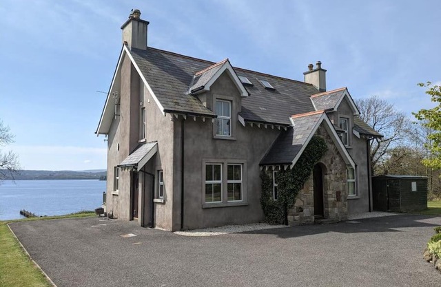 Lakeside Lodge - Magnificent Rural Setting