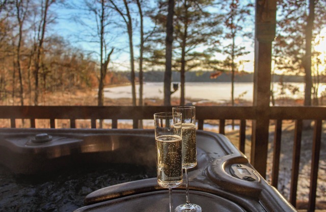 Lakeside Log Cabin + Hot Tub