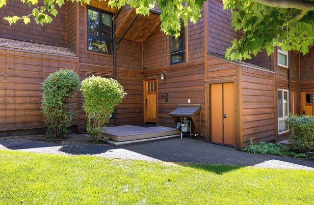 Lakeside Luxe Retreat