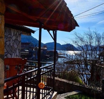 Lakeside oasis home Karuc