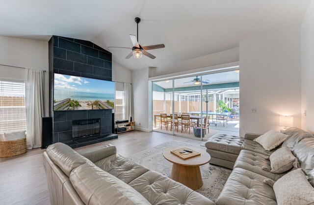 Lakeside Oasis: Your Private Pool Escape at Tarpon Springs Lake