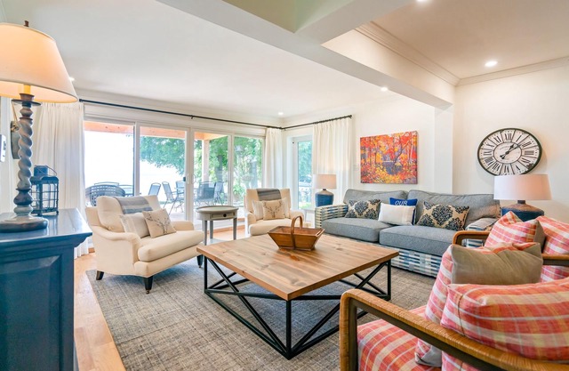 Lakeside Paradise - Private, pristine beach - Sleeps 8 - 2.5 baths
