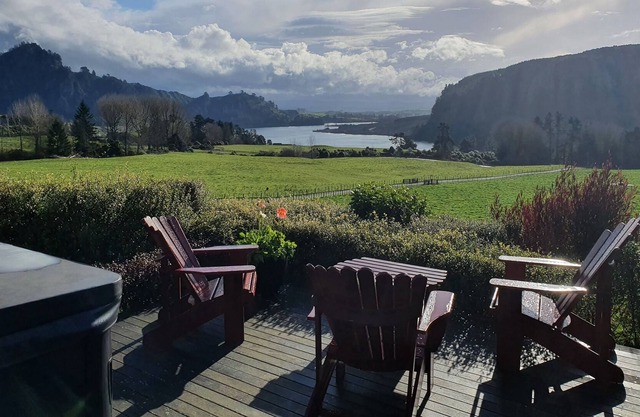 Lakeside peaceful rural getaway