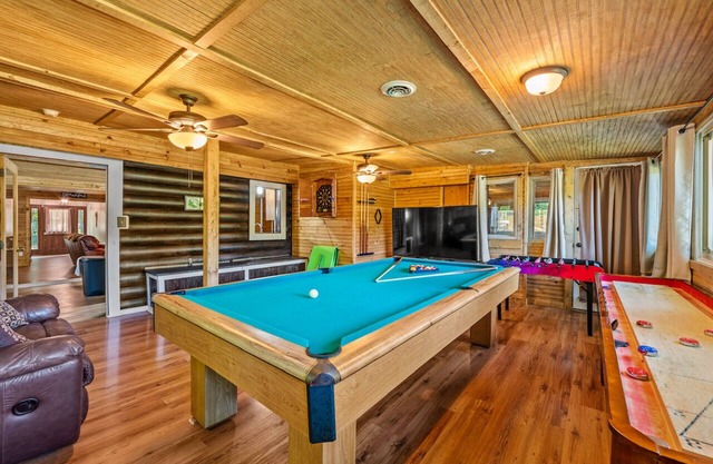 Lakeside Pet Friendly Cabin w/ Hot tub Game Rm Fireplace Elec Vehicle Charger