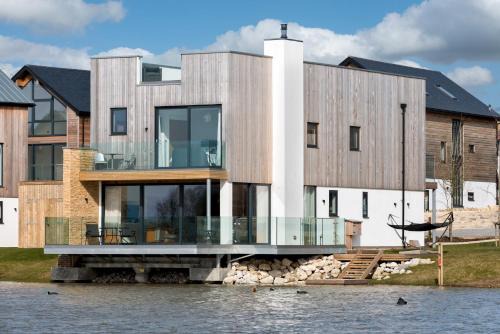 Lakeside property with spa access on a nature reserve Driftwood BV09