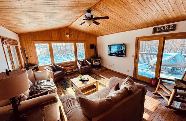 Lakeside retreat at Blue Heron Hideaway on Red Sand Lake