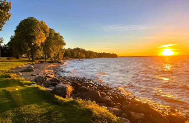Lakeside Retreat at Izatys Resort – The Perfect Getaway for All Seasons!