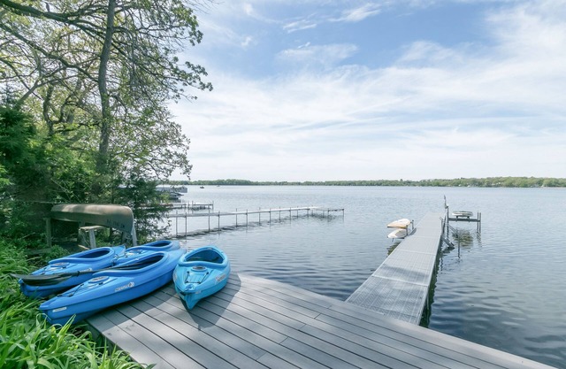 Lakeside Retreat at Lake Ripley - Swimming, Dock, Kayaks, & PONTOON RENTAL