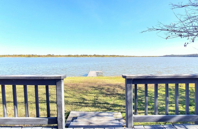 Lakeside Retreat: Kayaks, Fishing, Relaxing Sunsets