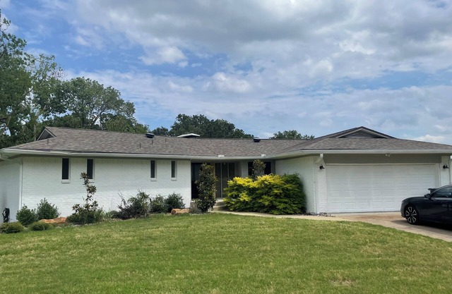 Lakeside Retreat - Large Spacious Home with Gameroom!