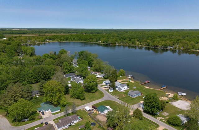Lakeside Retreat on South Scott Lake – Pet Friendly | Sleeps 8