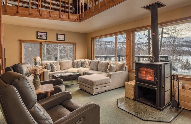 Lakeside Retreat w/ Epic Mountain Views & Trails / Basecamp for Denali NP