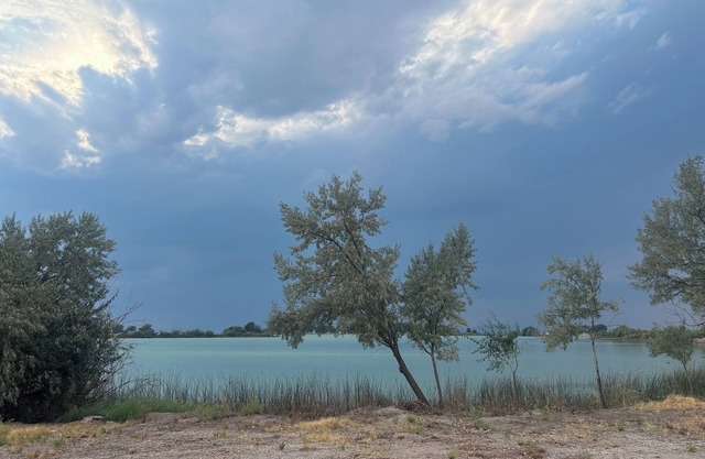 Lakeside glamping with full RV hookups