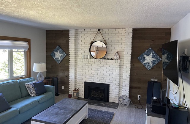 Lakeside Serenity, Your perfect retreat at our Charming Lake Cottage.