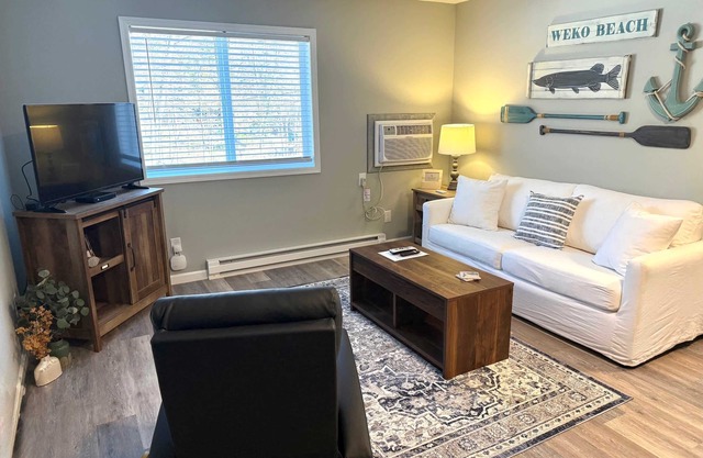 Lakeside Serenity: Charming One-Bedroom Villa
