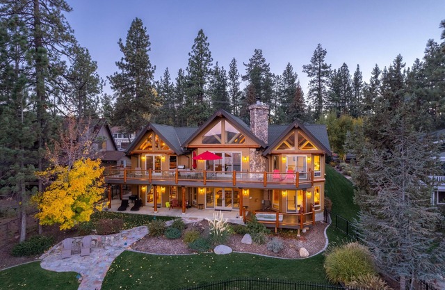 Lakeside Serenity, Stunning Lakefront Home W/ Magical Mountain and Lake Views. Spa. Pool Table & BBQ