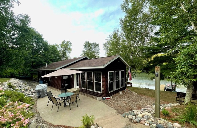 Lakeside Solitude - Enjoy the Fall colors from the cabin, dock, or kayaks