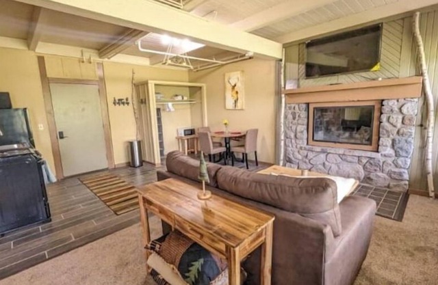 Lakeside Studio with Fireplace & Beautiful View!