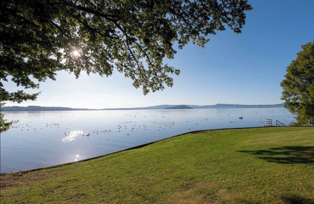 Lakeside &Tennis Court Paradise