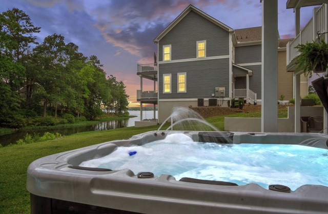 Lakeside townhome w/ hot tub, fire pit & game room