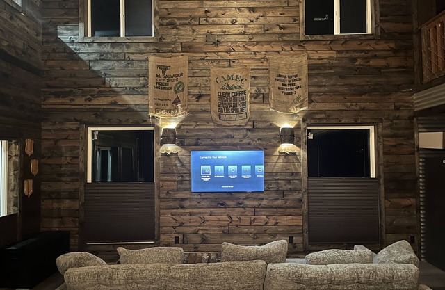 Lakeside Treehouse Cabin sleeps 6+Hot Tub+Cold Tub