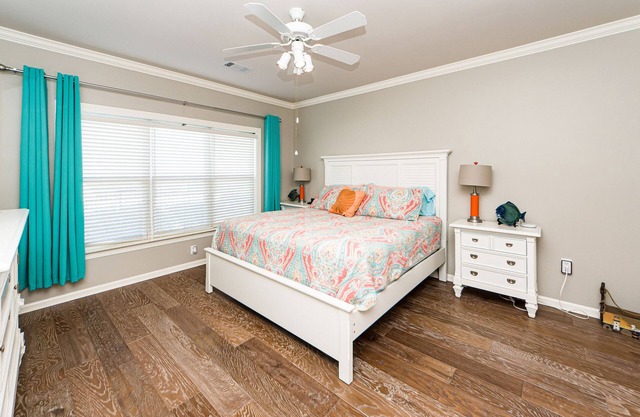 Lakeside vacationing close to golf courses, restaurants and boat rental company!