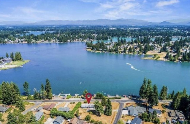 Lakeside Vibes- Relaxed 3 bdrm, view home - Lake Tapps- Pool Table - Corn hole-