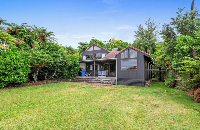 Lakeside Villa - Lake Rotoiti Holiday Home