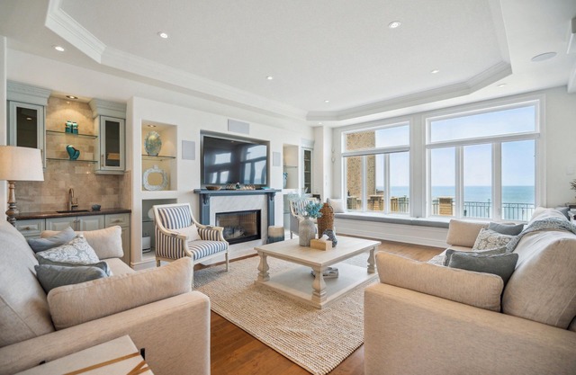 Lakeside Villa – Luxury Waterfront Retreat with Skyline Views