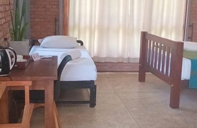 Ko Lake Villa Family & Friends Suites., Lakeside, Pool 300m swim & surf beach