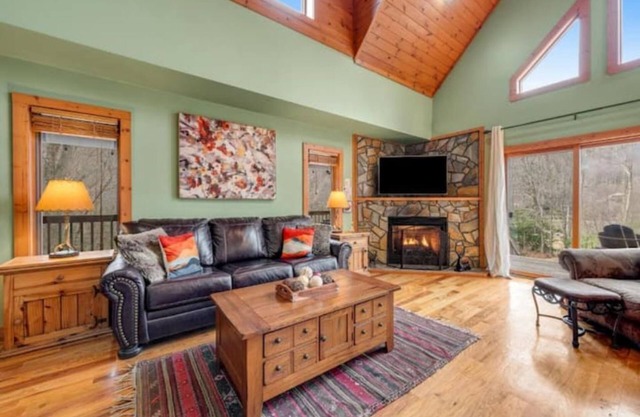 Lakeside w/ hot tub, porch, pool table, fireplace, 2 king suites 1mile to resort