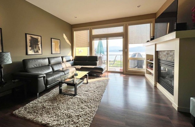 Lakeside with Pool Townhouse