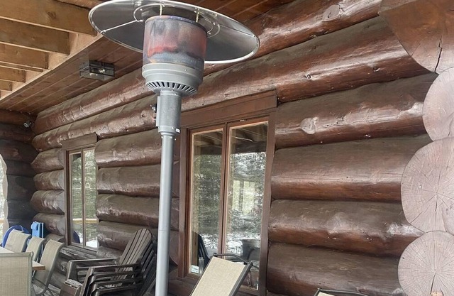 Amazing log cabin on the lake easy access in winter