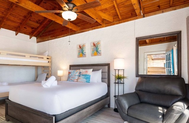 Walk to Lake Travis ✦ Lakefront Waterpark ✦ Cozy Studio w/ Firepit & Patio